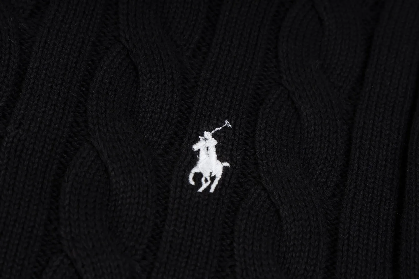 P220 #R91 RALPH LAUREN Ralph Lauren fourteen colors classic small label embroidery round neck pullover cable cardigan sweater men's top, high-density LOGO embroidery on the chest, original customization of tag accessories. Made of pure cotton yarn, pure cotton is skin-friendly and comfortable, small label war horse embroidered twist button round neck sweater 🐎 high quality, follow the blogger to learn how to wear it! Let’s buy a Ralph Lauren cable sweater. It’s a super hard-to-find series after it became popular. It’s hard to find one on the official website. It’s simple and practical to wear, with a lazy and loose feel. The thickened fabric has more texture, feels soft and delicate, and has a loose fit. Whether worn alone or layered, you can wear different styles of fashion with just one piece!   Size：XS S M L Sleeve length: 59/60/61/62/63